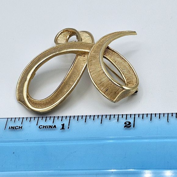 Crown Trifari Ribbon Brooch Vtg Swirl Loop Textured Gold Tone Estate Jewelry Pin - Picture 7 of 9